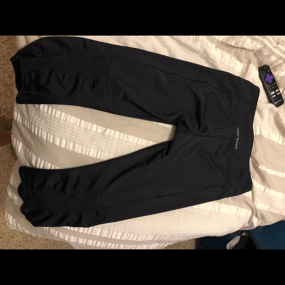 black cropped under armor leggings - Picture 3 of 5